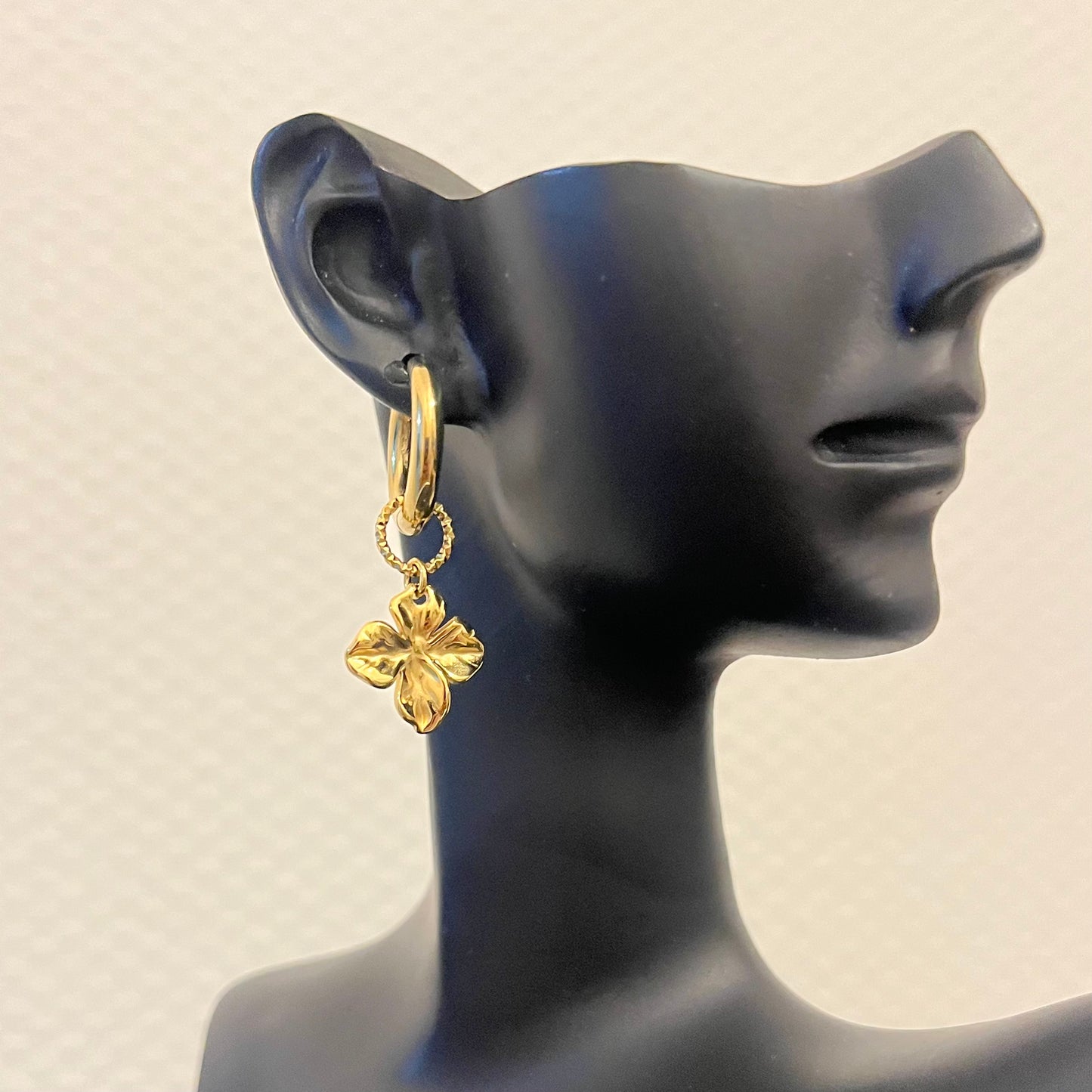 Boucles d'oreilles mini créoles avec fleur