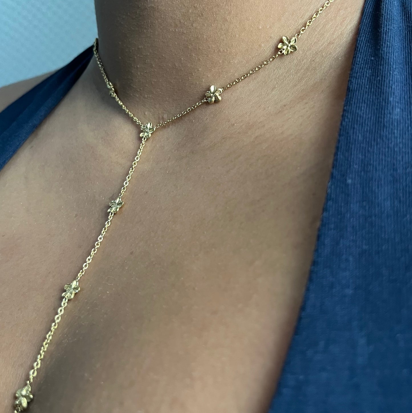 Collier cravate petites fleurs