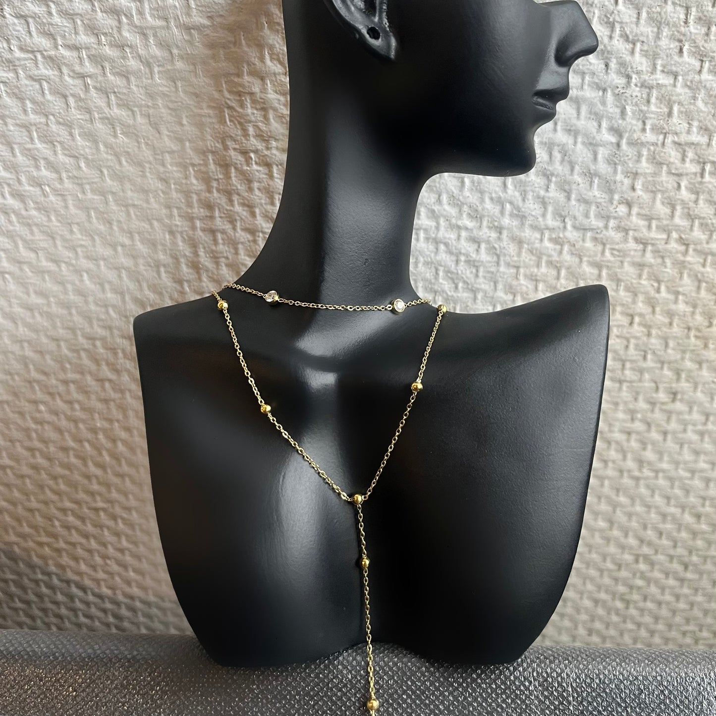 Collier cravate à perles