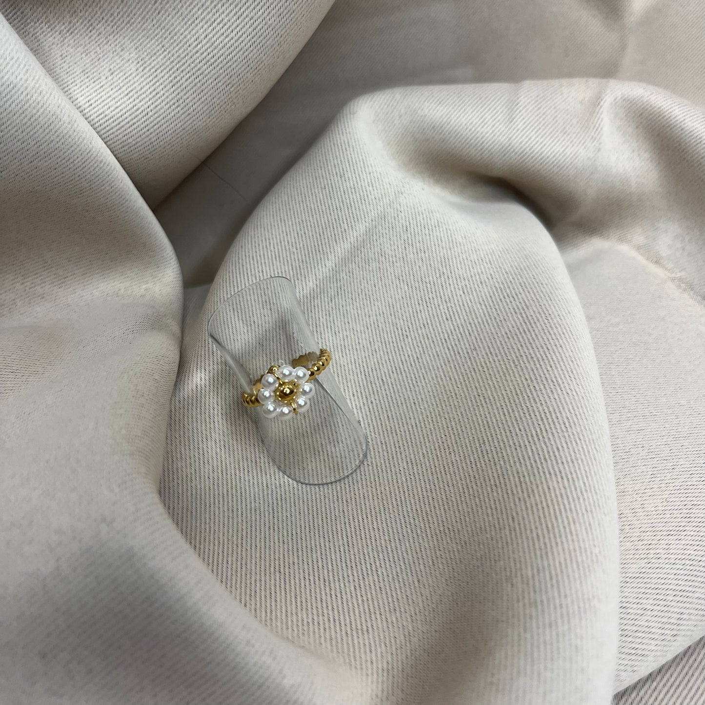 Bague fine fleurs blanches
