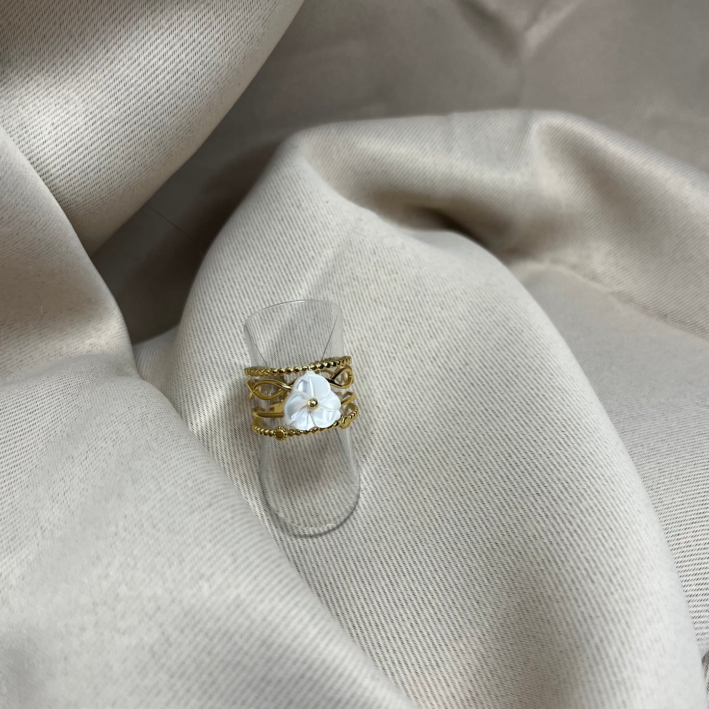 Bague fleur blanche