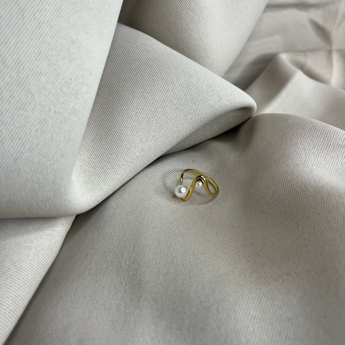 Bague asymétrique perles blanches