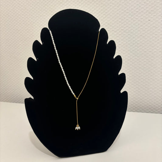 Collier cravate perles blanches